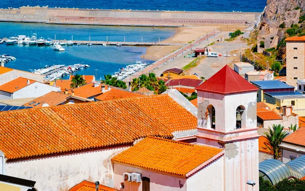 Cityscape da Igreja na cidade de Buggerru no Mar Mediterrâneo reflexo da Sardenha — Fotografia de Stock