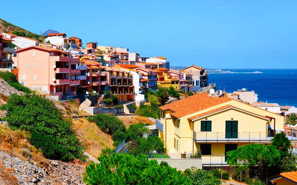 Cityscape com Buggerru cidade no Mar Mediterrâneo no reflexo da Sardenha do Sul — Fotografia de Stock