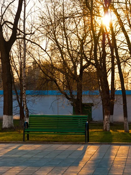 夕方にロシアの修道院のベンチ — ストック写真