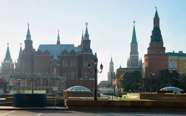 Státní historické muzeum a kremelské věže na Rudém náměstí Moskva — Stock fotografie