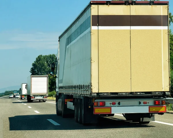 Camiones en la carretera Suiza — Foto de Stock