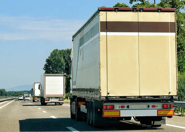 Camiones en carretera en Suiza — Foto de Stock