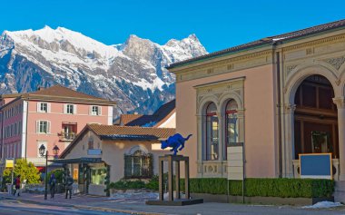 Dağlar ve Spa house Bad Ragaz kedi heykeli ile