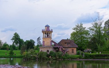 Deniz feneri ve su birikintisi içinde eski köy Marie Antoinette Versailles