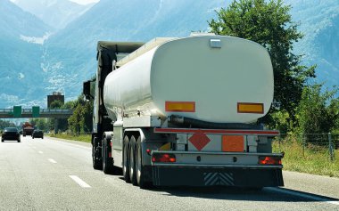 İsviçre Valais Kanton'da yolda kamyon