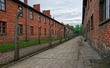 Dikenli tel ve Auschwitz toplama kampında kışla