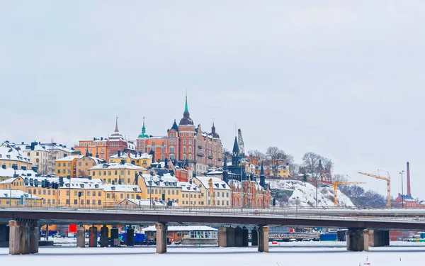 Noord-Sodermalm en de brug naar Riddarholmen in de winter van Stockholm — Stockfoto