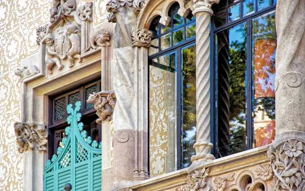 Ablak, a Casa Amatller, a Eixample kerületben Barcelona — Stock Fotó