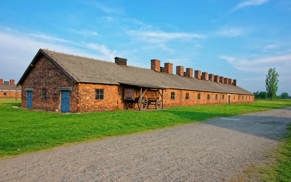 Edificio de crematorio en el campo de concentración Auschwitz Birkenau —  Fotos de Stock