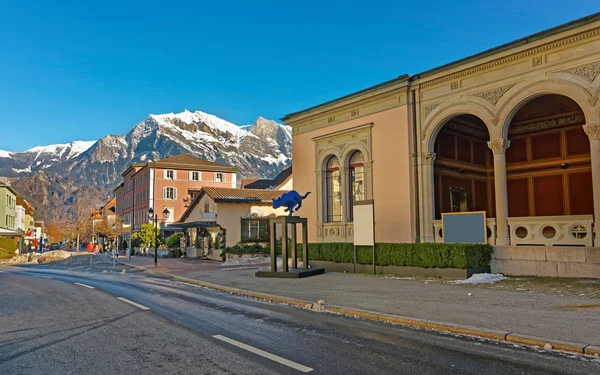 Hegyi és fürdőház Bad Ragaz-ban, Cat-szoborral — Stock Fotó