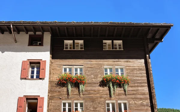 Chata s květinami na balkony v Zermattu resort Švýcarsko — Stock fotografie