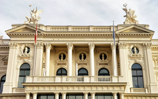 İsviçre Zürih eski şehir merkezinde Opera Binası — Stok fotoğraf