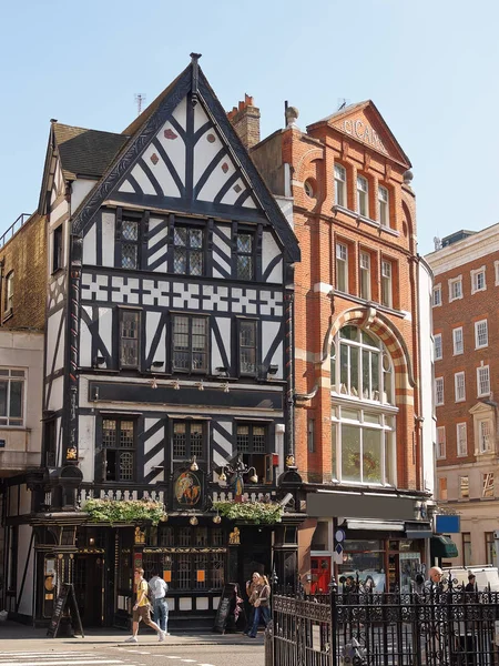 George Pub in der großen Portland Street im Westen Londons lizenzfreie Stockfotos