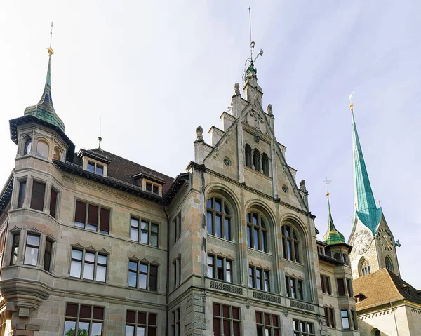 Stadshuset Stadthaus och Fraumunster Church Zürich Stockfoto