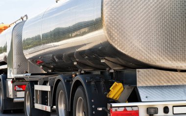 Tanker depolama gemi İsviçre de yol