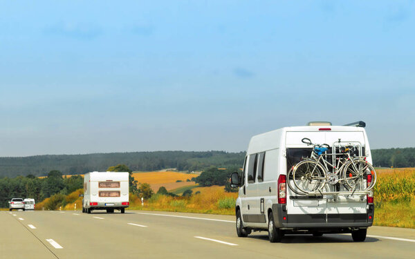 Караваны на дороге в Швейцарии
