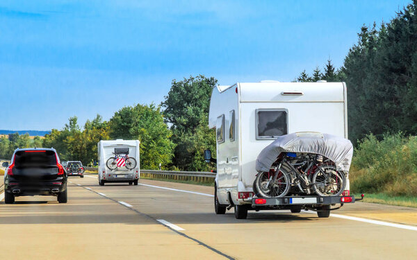 Караваны с велосипедами на дороге в Швейцарии
