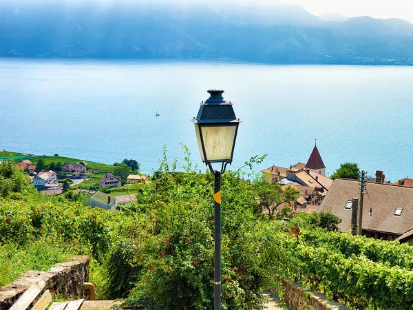 Panca e lanterna in legno a Lavaux Vineyard Sentiero terrazze Svizzera — Foto Stock