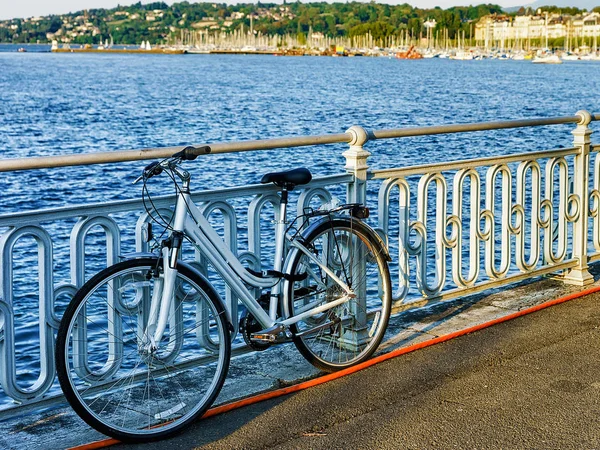 Fahrrad an der Promenade des Quai Fleuri am Genfer See lizenzfreie Stockbilder