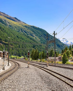 Tren tren istasyonu ve peyzaj Zermatt Valais İsviçre