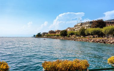 Vevey yazında Cenevre Gölü 'ndeki binalar