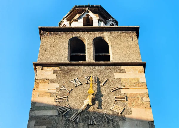 Ρολόι Πύργου της εκκλησία Madeleine στην παλιά πόλη της Γενεύης — Φωτογραφία Αρχείου