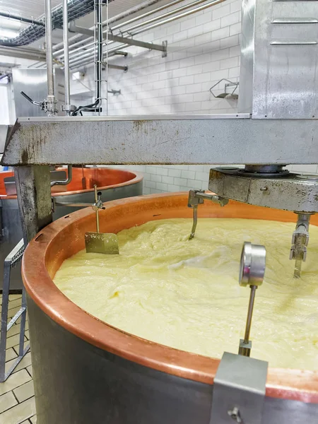 Lavorazione del Gruyere de Comte Cheese nel caseificio Francia — Foto Stock