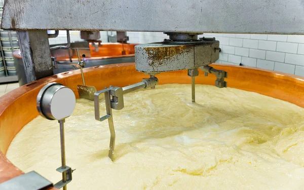 Produzione di formaggio Gruyere de Comte presso caseifici in Francia — Foto Stock