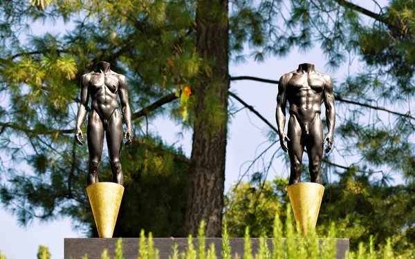 ローザンヌ ジュネーブ湖堤防にオリンピック公園の彫刻 — ストック写真