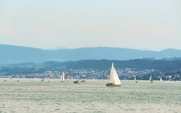 Barcos à vela em Zurique Lake — Fotografia de Stock