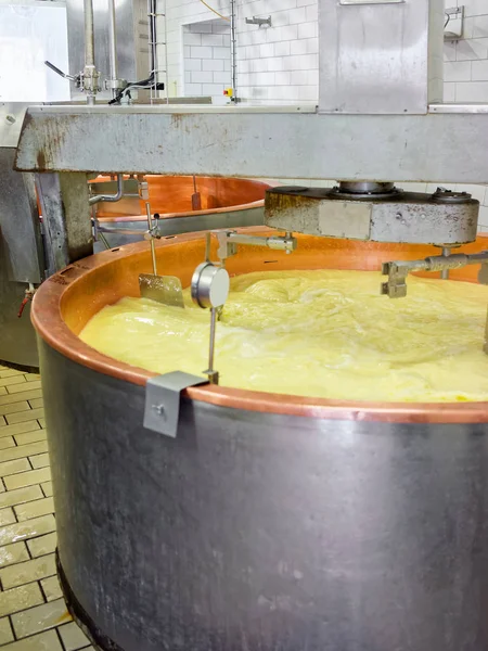 Fransa'da Gruyere de Comte peynir süt işleme