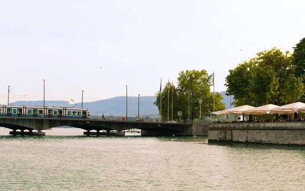 Jembatan Sungai Limmat dan Quai Brucke di Zurich — Stok Foto