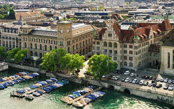 Barcos nos Correios e Stadthaus em Limmat River Zurique — Fotografia de Stock