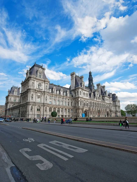 Pohled na cestu na Louvre Palace v Paříži ve Francii — Stock fotografie