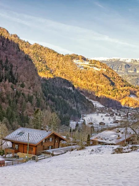 Pueblo suizo en el valle de la montaña — Foto de Stock