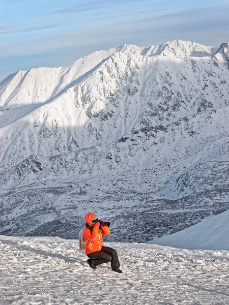 Mulher tirando fotos em cima de Kasprowy Wierch em Zakopane no inverno Fotografia De Stock