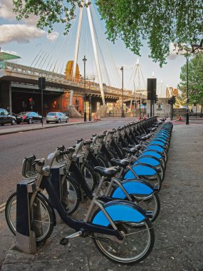 Lambeth, Londra 'daki Hungerford Köprüsü' nde bisikletler.