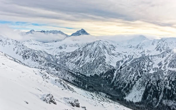 Moln i Kasprowy Wierch i Zakopane i Tatra Mounts på vintern — Stockfoto