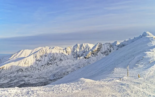 Zonnig weer in Kasprowy Wierch van Zakopane in Tatra Mounts in de winter — Stockfoto