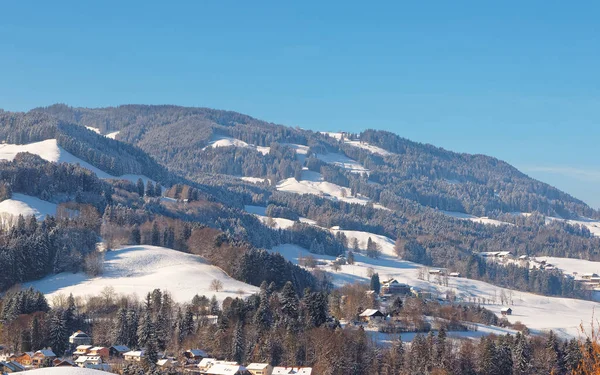 Paisagem montanhosa pitoresca perto do castelo de Gruyeres na Suíça — Fotografia de Stock