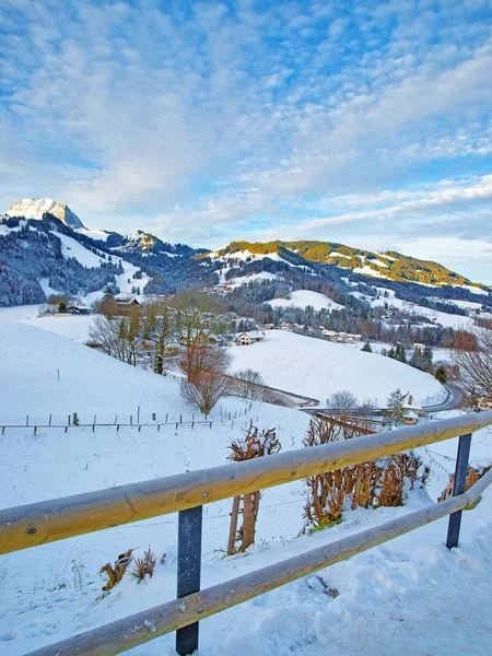 Pittoresco paesaggio invernale con il villaggio di montagna ricoperto di neve — Foto Stock