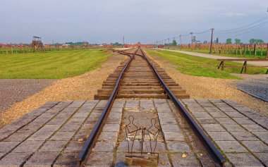 Auschwitz Birkenau toplama kampındaki tren yolu.