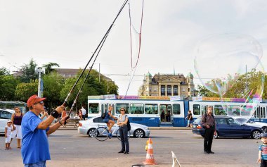 Zürih 'in merkezinde sabun köpüğü üfleyen adam.