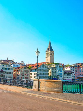 St. Peter saat kulesiyle Limmat iskelesi Zürih