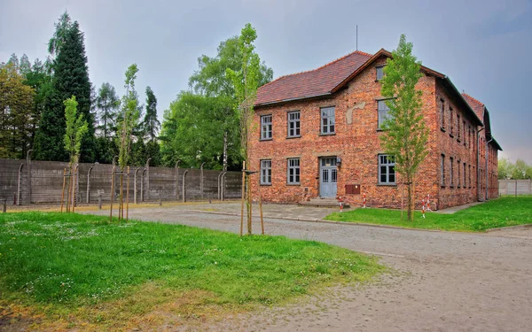 Baraki z czerwonej cegły obozu koncentracyjnego Auschwitz — Zdjęcie stockowe