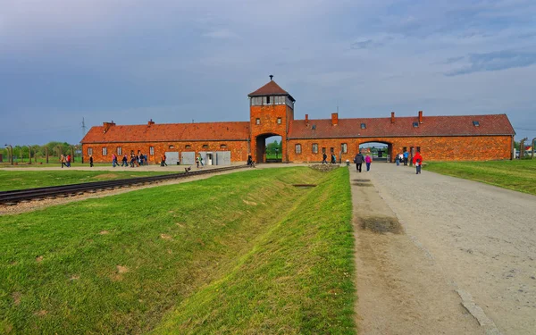 Haupteingangstor zum Konzentrationslager Auschwitz-Birkenau — Stockfoto