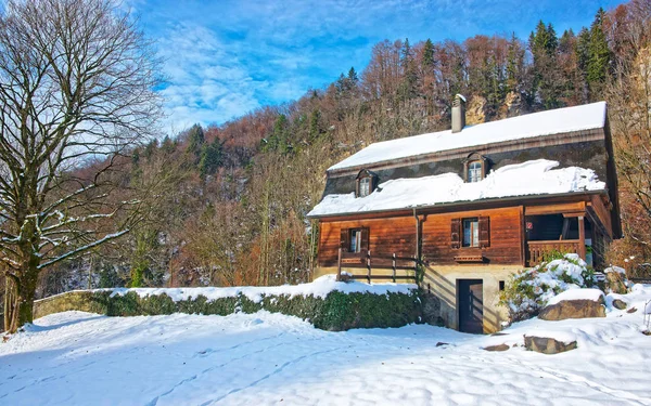 Haus in der Nähe von Salzbergwerk Bex im Winter Schweiz — Stockfoto