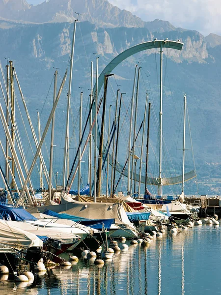 Jachthaven en jachten in het Meer van Genève zomer Lausanne Zwitserland — Stockfoto