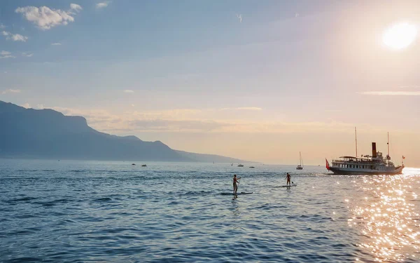 Exkurze trajektem a lidmi u Ženevského jezera Vevey Švýcarsko — Stock fotografie