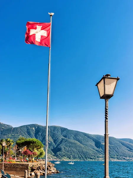 Schweizer flagge in ascona im ticino in der schweiz — Stockfoto